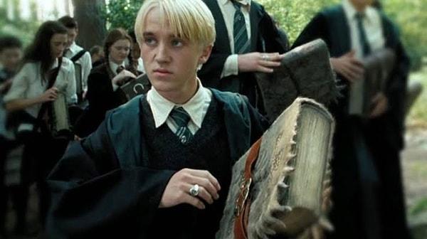 Malfoy'un cepleri, sete cebinde yemek getirdiği için dikildi.