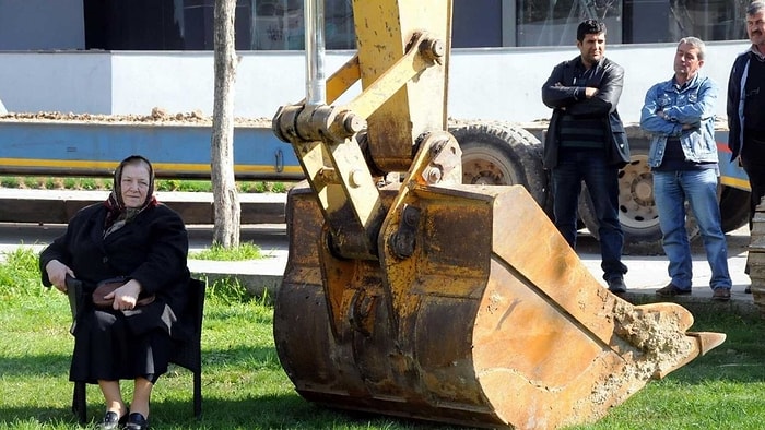 Kepçenin Önünde Durup Çocuk Parkının Yıkılmasını Engelleyen 'Kıymet Teyze' Yaşamını Yitirdi