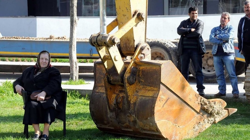 Kepçenin Önünde Durup Çocuk Parkının Yıkılmasını Engelleyen 'Kıymet Teyze' Yaşamını Yitirdi