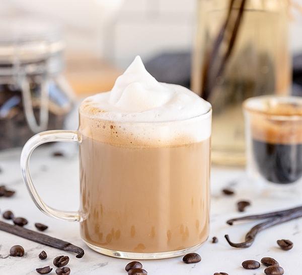 Sütlü kahve sevenlerin tercihi olan lattenin bir bardağında (yağsız sütlüyse eğer) 67 kcal bulunuyor.
