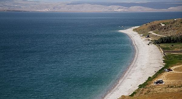 6. Türkiye’nin en büyük, dünyanınsa en büyük sodalı gölü olma unvanını taşıyan Van Gölü, tuzlu ve sodalı olduğu için sınırlı bir biyoçeşitliliğe sahiptir.