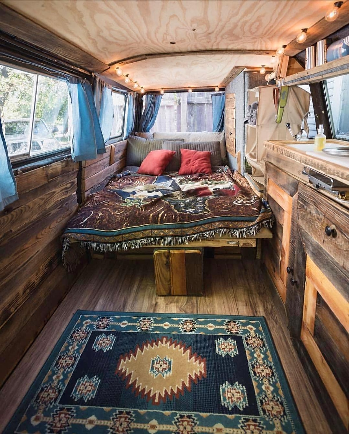 Автодом своими руками. Автодом vanlife. Автодом Camper van. Фольксваген фургон хиппи салон. Кемпер Volkswagen Interier.