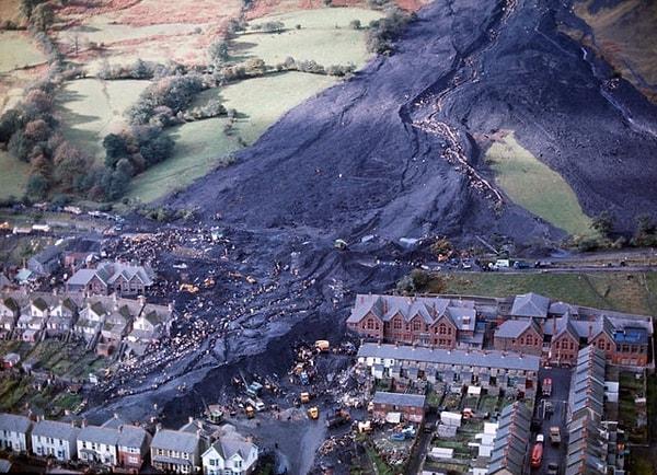 14. 116 çocuk ve 28 yetişkinin hayatını kaybetmesine neden olan toprak kaymasının ardından Aberfan köyünün havadan görünümü - 1966: