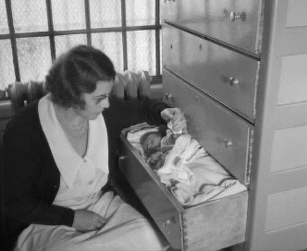 13. Los Angeles County Hapishanesinde başhemşire olan Vada Sullivan, şifonyer çekmecesinde uyuyan mahkumun bebeğine bakarken - 1933: