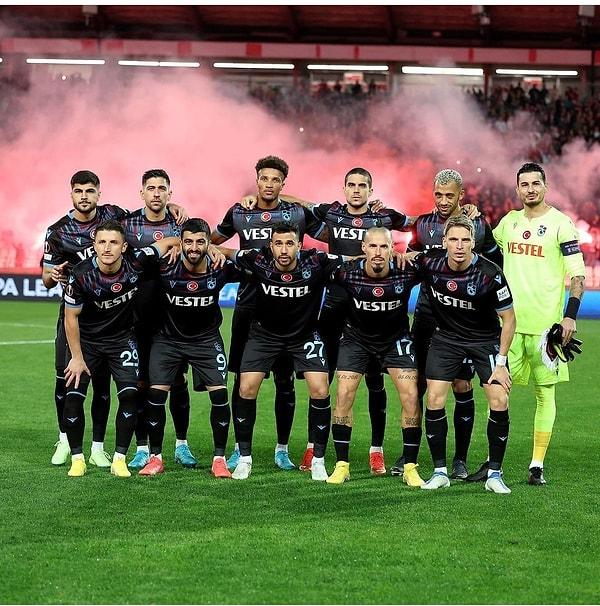 Trabzonspor ise Kızılyıldız deplasmanından 2-1'lik yenilgiyle döndü ve tur şansını son maça bıraktı.