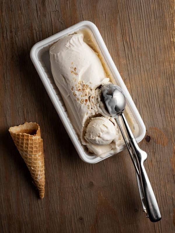 24. 100 gram vanilyalı dondurma 208 kaloridir.