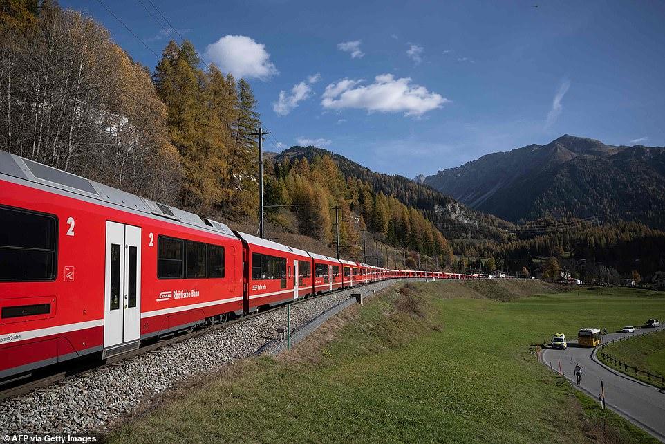Снимки самого длинного в мире пассажирского поезда, состоящего из 100 стыковочных вагонов и длиной 2 км