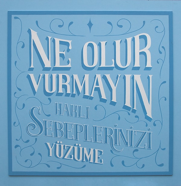 Kişisel web sitesinde yazanlara göre kendisinin ürettiği işlerde toplumsal olaylar, şiirler ve mizah da çok büyük rol oynuyormuş.