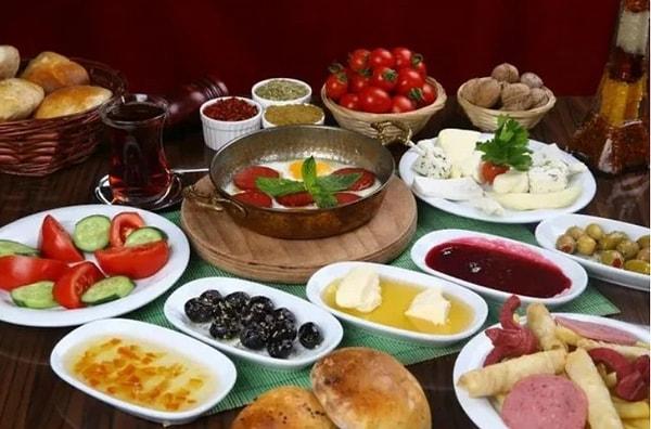 Bingöl'ün verdiği rakamlara göre, Türkiye'de 300 bin restoran ve lokanta bulunuyor. bunlardan yaklaşık 3'te birinin yani 100 bininin açık büfe kahvaltı servisi yaptığı düşünülerek, her işletmenin yaklaşık 20-30 masa hacminde olmasıyla hesaplandığını belirtti.