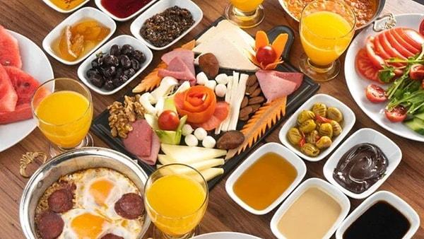Ramazan Bingöl, serpme kahvaltının kişi sayısı kadar servis verildiğini bunun da özellikle daha az yiyebilenlerin yiyebileceklerinin çöpe gittiğini beliriyor.