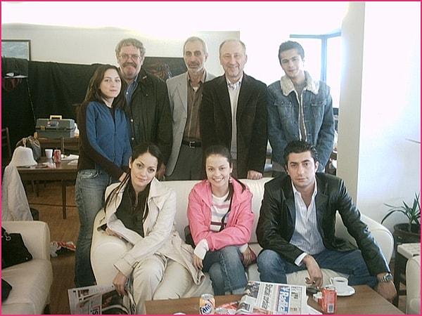 Televizyon hayatına ilk olarak Beyaz Gelincik dizisiyle başladı Rıza Akın. Dizide Rıza Akın'a Altan Erkekli, Erkan Petekkaya, Mehmet Günsür, İsmail Hacıoğlu ve Sezin Akbaşoğulları eşlik etti.
