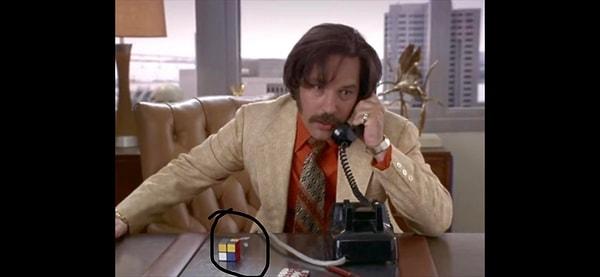 35. "Anchorman: The Legend of Ron Burgundy" filminde Ron, Brian'ın ofisini ankesörlü telefondan arar. Brian'ın ofisinde, film 70'leri anlatsa da, 1981'de satışa sunulan 2x2x2 rubik küpünü görüyoruz.