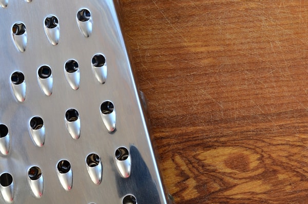 Сторона с крупными каплевидными отверстиями