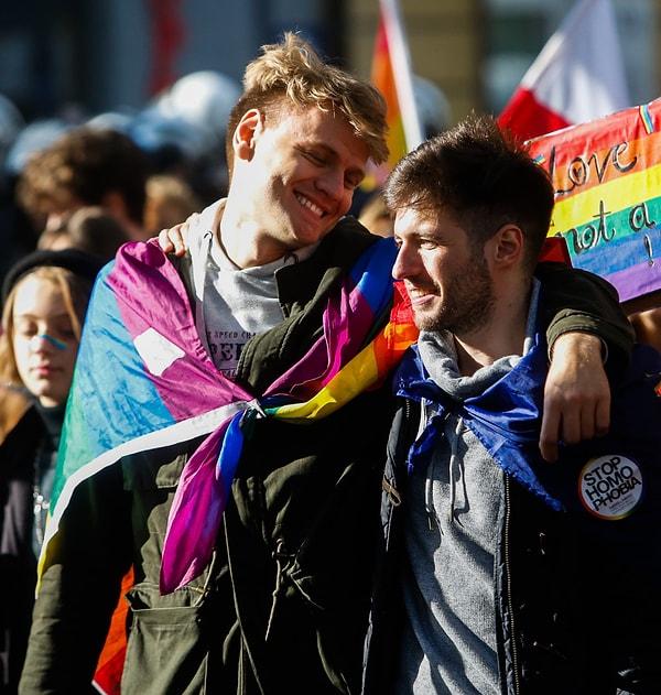 Özellikle son yıllarda tüm dünyanın gündeminde yer alan eşcinsellik, LGBTİ+ birey hakları ve Onur Yürüyüşleri, Türkiye'de desteklendiği kadar tepki de görüyor.