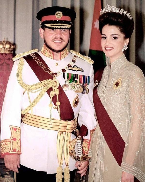 7. 1999 yılında Abdullah’ın tahtı devralmasıyla birlikte eşi resmi olarak Kral, kendisi ise Kraliçe oldu.