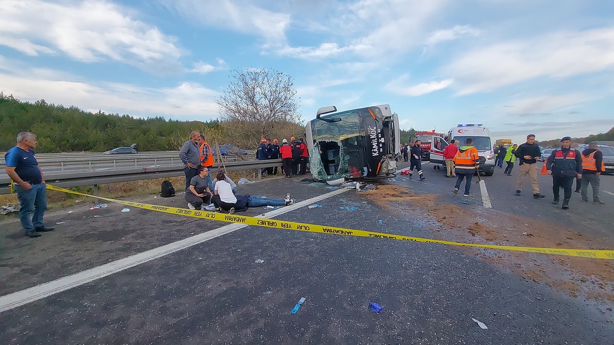 Bolu'da Yolcu Otobüsü Bariyerlere Çarpıp Devrildi: 3 Ölü, 32 Yaralı