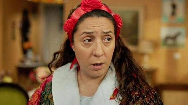 Son olarak dram türündeki Kırmızı Oda dizisinde izlediğimiz Türk komedisi dediğimizde bizce akıllara gelen ilk kadınlardan birisi olan Binnur Kaya, yıllar sonra bir komedi dizisiyle ekranlara geldi!
