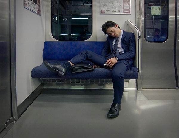 10. “Japonya ziyaretimde gece yarısından sonra otelime dönmek için metroya bindim. Takım elbiseli insanlar daha yeni işten çıkıyor, metro koltuklarına uyuyakalıyorlardı. Sıkı çalışma kültürleri bence çok zararlı…”