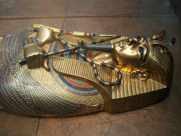Tutankhamun döneminden kalan birkaç demir objenin yapıldığı metallerin kaynağı bir meteoritti ve Mısırlılar o dönem meteoritin cennetten düşen bir taş olduğuna inanıyorlardı.