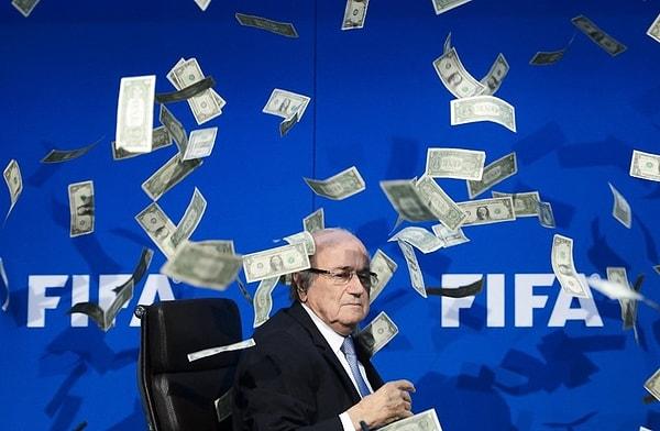 FIFA'nın yozlaşmış kadrosunun başında Sepp Blatter vardı. Kadrosunun neredeyse tamamı rüşvete bulaşmıştı. Oylar satılıktı. Afrika ülkeleri Dünya Kupası'nın Güney Afrika'da yapılması için kendilerinden para istenmişti.