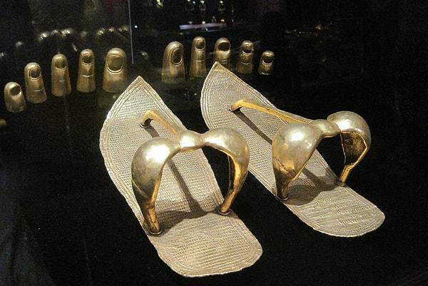 5. Altın sandaletler