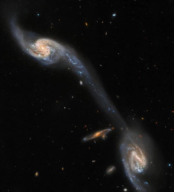 Bu galaksiler sonunda birleşip tek bir galaksi olacaklar.