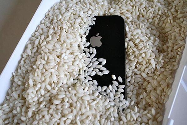 7. Telefonunuzu pirincin içinde kurutabilirsiniz.