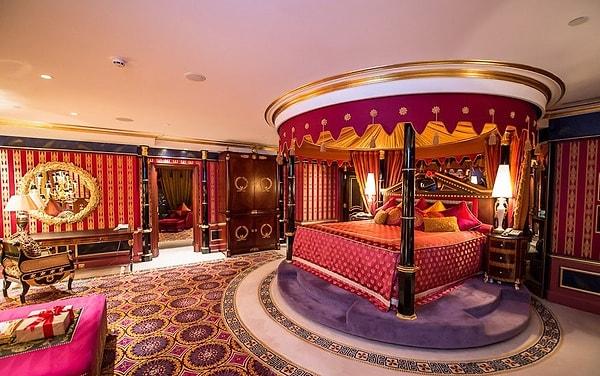 Kraliyet odasındaki yatak 360 derece dönüyor.