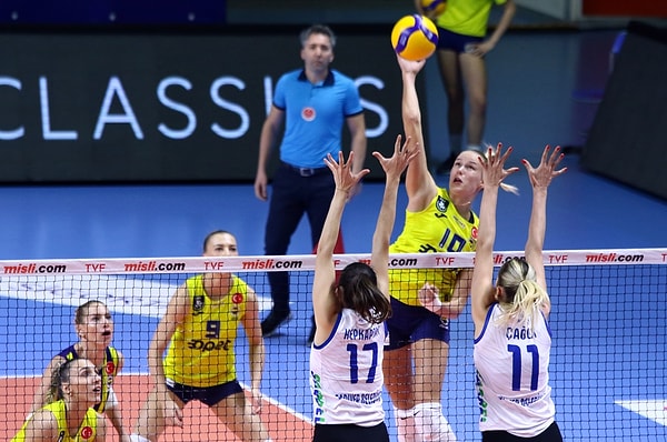 Son maçında Sarıyer Belediyesi Spor Kulübü’nü konuk eden Fenerbahçe Opet ise karşılaşmayı 25-20, 25-12, 25-18’lik setlerle 3-0 mağlup etti ve ikinci galibiyetini aldı.