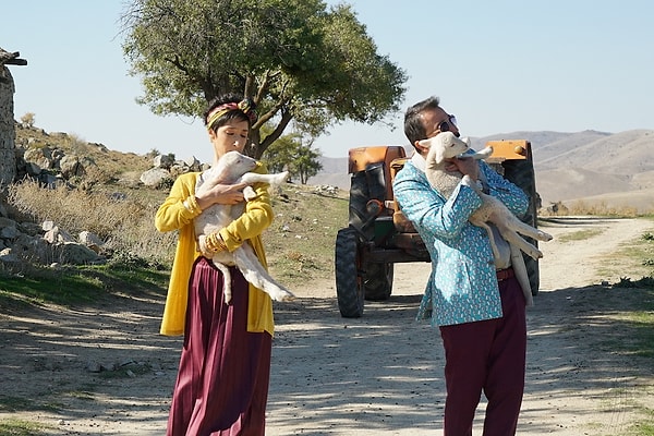 Kızlar ellerinden geleni yaparken, Taner ve amcaoğulları kızlara kendileri olmadan hiçbir şey yapamayacaklarını söylüyor. Durum gün geçtikçe kızışan bir iddiaya dönüşüyor.