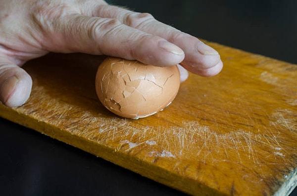 Yumurtayı temiz bir zeminde avuç içinizde hafifçe bastırarak gezdirin.