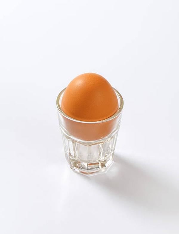 Haşlanmış yumurtayı su bardağı içerisine koyun.