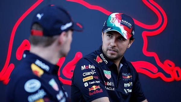 Red Bull takımında yaşanan olay Formula 1'de geceye damga vurdu. Son turda sürücüler sırlamasında ikincilik koltuğu sallantıda olan Perez, Max Verstappen'in yol vermesi halinde genel tabloda yerini koruyacaktı.