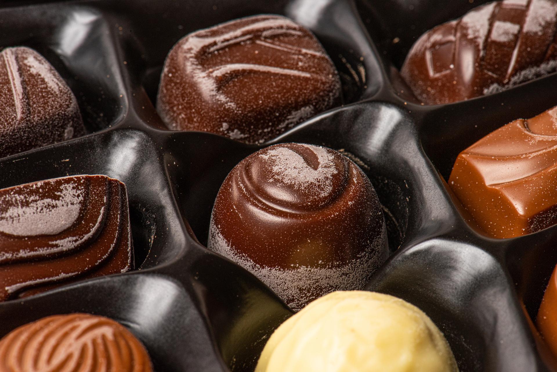 Почему шоколад становится белым и безопасно ли его есть?