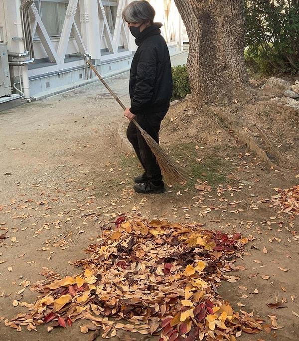 Hatta kendisi bu çalışmalar için sadece tebeşir ve kara tahta değil, aynı zamanda sokağa dökülen ağaç yapraklarını da kullanıyor!