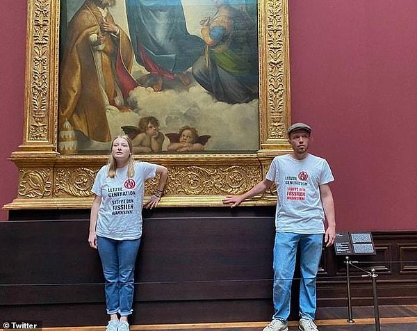 23 Ağustos - Raphael'in ünlü Sistin Meryem'i tablosuna saldırı