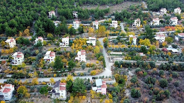 Hayallerini gerçekleştirenlerden bir tanesi de 38 ev inşa ederek emekli köyü oluşturan dayılar.