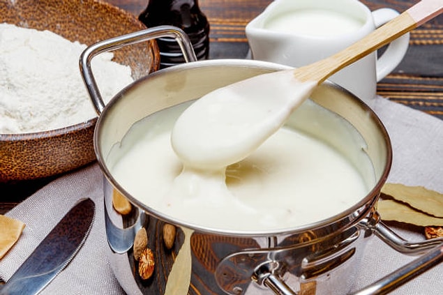 24. Das Salz zuletzt dazugeben, damit die Milch in der Béchamelsoße nicht gerinnt.