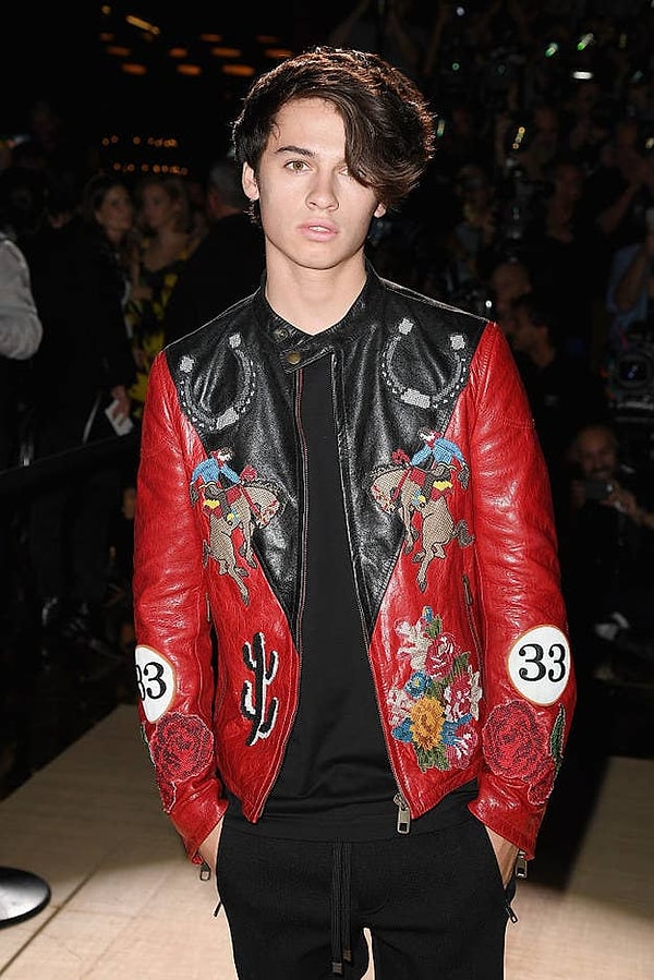 На кого больше похож младший сын?