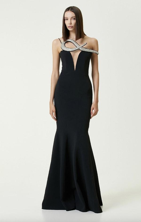 DAVID KOMA marka elbise tasarımını konuşturuyor! Siyah taş işlemeli tasarım elbise tam bir yıldız parça! Fiyatı: 66.950,00 TL.