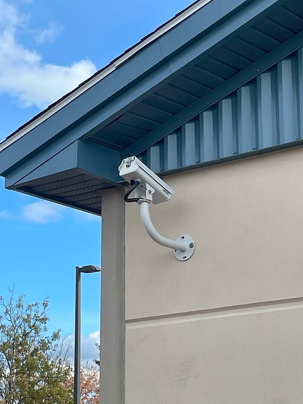 2. Наверное, это стена что-то замышляет...