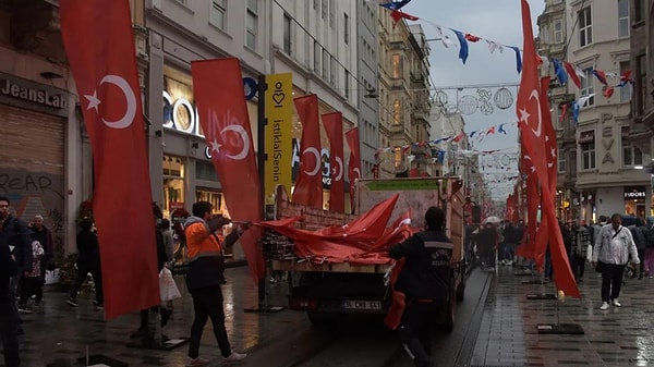 Taksim Meydanı'ndan bin 200 bayrak toplandı