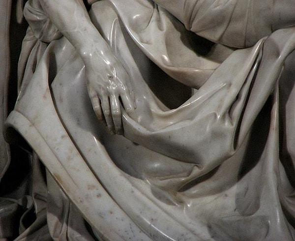 Michelangelo'nun kendi elleriyle mermerden ince ince işlediği 'Pieta' heykelinin sizi de hayran bırakacağını düşünüyoruz.