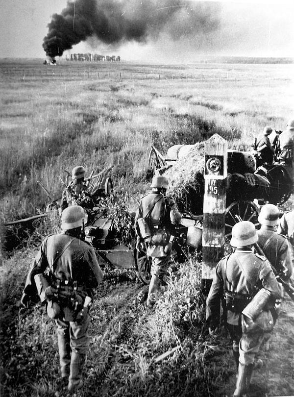 2. Barbarossa Harekatı sırasında Alman birlikleri Sovyet sınırını geçerken - 22 Haziran 1941:
