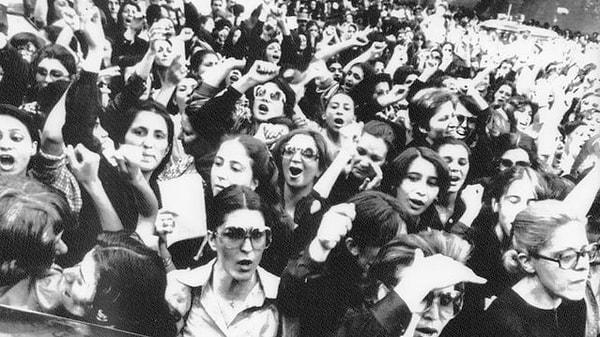 7. İranlı kadınların devlet dairelerinde tüm kadın çalışanlar için İslami kıyafet yönetmeliğine karşı protestosu - 1980: