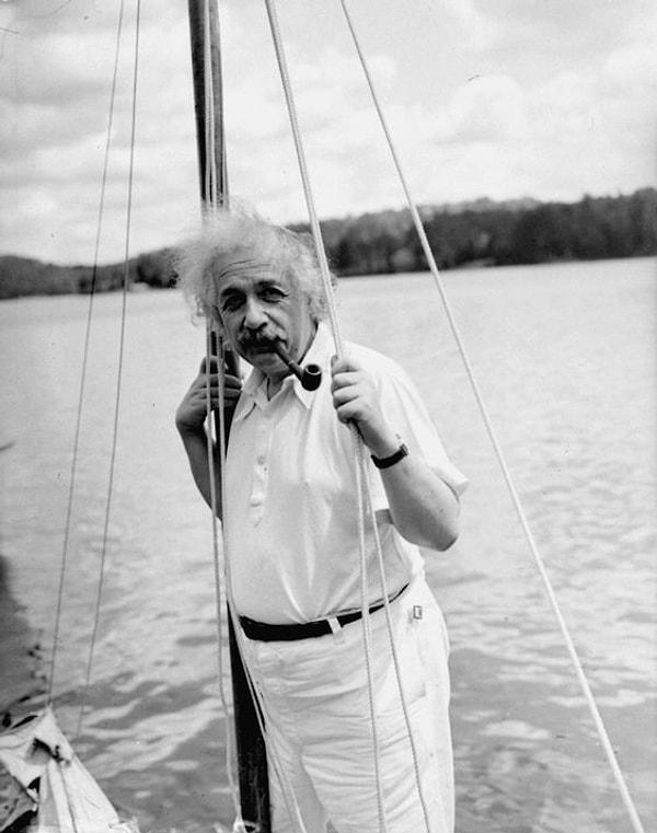15. 1930'lu yıllarda Saranac Gölü'ndeki yelkenlisinde keyif yapan Albert Einstein: