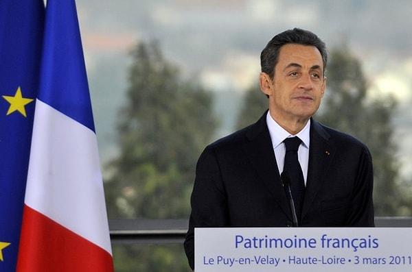 Sarkozy Platini’ye, Katar’a oy vermenin ülkesine hizmet olduğunu söyledi. Biliyorsunuz ki daha sonra PSG inanılmaz bir anlaşmayla Katar’a satılmıştı. Yayıncı kuruluş Fransa Lig’ini satın almıştı. Bu Katar’ın yaptığı en büyük anlaşmaydı 2022 Dünya Kupası için.