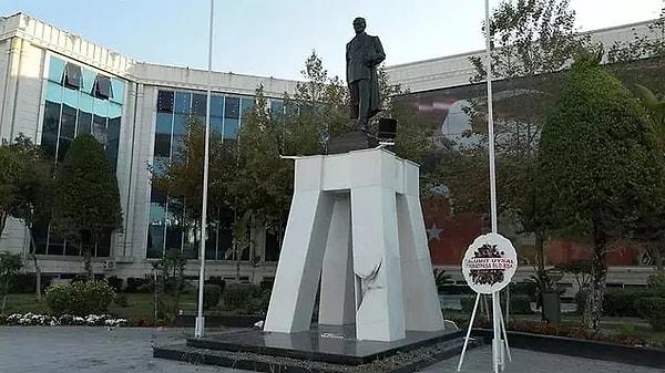 9. Antalya'da, Atatürk Anıtı'na balyozla saldıran Ahmet Çakır, polis tarafından gözaltına alındı. İfadesinde pişman olmadığını belirten Çakır, tutuklandı.