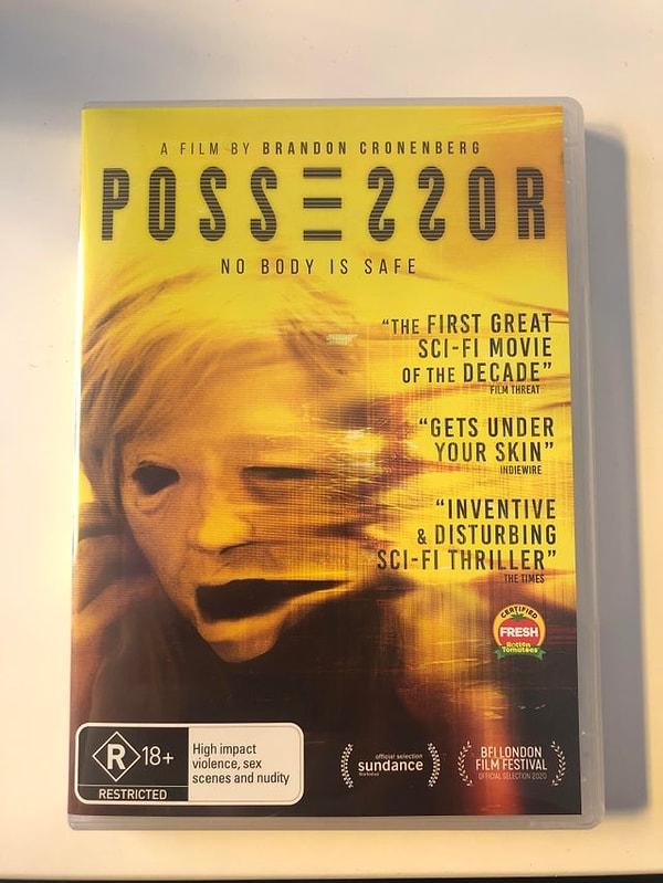 3. Possessor (2020) filminin kapağının sağ tarafında görülen iki tane S harfi yansıma olarak verilmiş. Filmin tamamı da aslında yansımalar ve incelemeler üzerine!