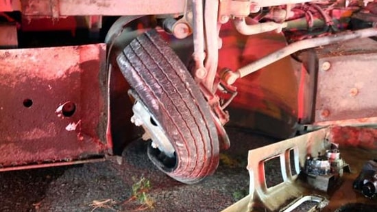 Otomobille Çarpışan Polis Midibüsü Devrildi: 5’i Polis 6 Yaralı